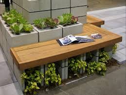 Try these outdoor planter ideas to create one of a kind container gardens for your porch, deck or patio! Foto Jardinera Con Banca De Enfoque Constructivo 137746 Habitissimo
