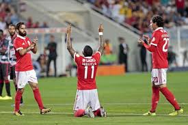 Rising teenage star gabriel scored on his international debut as brazil warmed up for. Gabriel Barbosa Despede Se Do Benfica A Caminho Do Santos Desporto Sabado