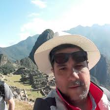 Live:découpe 5 portions. Volaille de Bresse contisée à la truffe noire du  Vaucluse ( demi-deuil ), accompagné de gratin de Cardon et jus réduis au  foie gras et truffe, pour 5 personnes