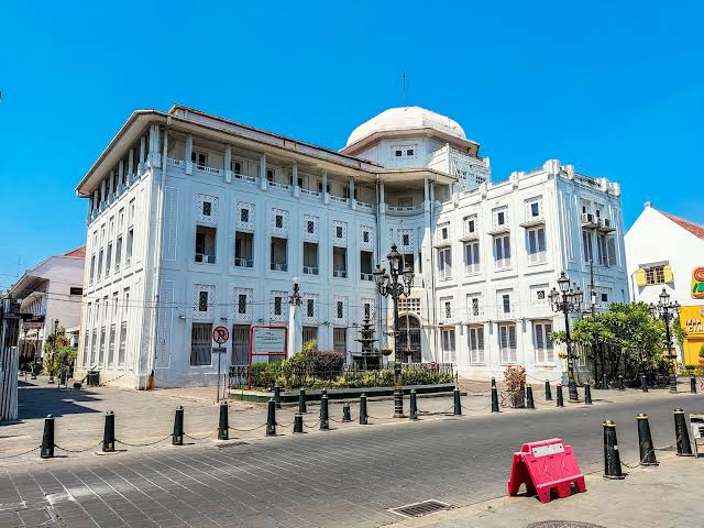 Eks Kantor Asuransi Jiwasraya Kota Lama Semarang. Eks kantor asuransi  Jiwasraya menempati bekas kantor perusahaan masa Hindia-Belanda yang  bergerak di bidang sejenis, yakni Nederlandsch-Indisch Lijfrente  Maatschappij (Nillmij). Gedung ini dibuka pada 11