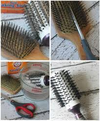 Avec Cette Astuce Quelques Minutes Suffiront Pour Laver A Fond Une Brosse A Cheveux Brosse A Cheveux Nettoyer Brosse A Cheveux Trucs Et Astuces