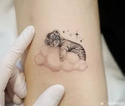 Hình xăm hổcòn đại diện cho khí phách và phẩm chất anh hùng. 4815 Hinh XÄƒm Ä'áº¹p Cháº¥t HÆ¡n NÆ°á»›c Cáº¥t Hinh XÄƒm Ä'áº¹p Y NghÄ©a