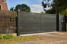 Portail Coulissant Sur Rail Au Sol En Un Vantail Semi Ajoure Avec Toles Pleines Lisses Fixations Sur Poteau Portail Coulissant Portail Ajoure Poteau Portail