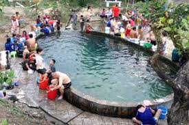 Tempat wisata ini berada di ketinggian 3.000 mdpl yang menjadikan pemandian ini memiliki suasana yang menyejukkan. Destinasi Kolam Air Panas Di Sekitar Selangor Kuala Lumpur