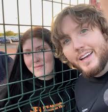 Hi, could someone possibly take the fencing off this photo away and the  picture alittle clearer if possible please