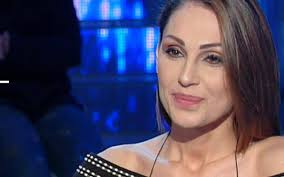 La quarta stagione della serie televisiva the last kingdom è stata resa interamente disponibile negli stati uniti d'america e nel regno unito sul servizio di streaming on demand netflix il 26 aprile 2020. Anna Tatangelo Addio A Gigi D Alessio Ma Per Lei Non C E Pace