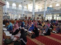 Salah satunya akun twitter @ecahjim yang menyesalkan tindakan tersebut, pembuangan bayi di masjid alhidayah taman melawati. Facebook