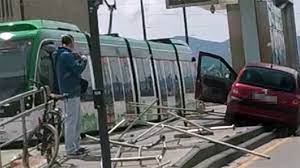 Los aspectos mejor valorados son la los tres presidentes de la asociación de víctimas del accidente del metro de 2006 confía en una. Invade La Parada Del Metro En El Pts Tras Salirse De Su Carril Con El Coche Ahora Granada