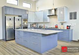 Using ice quartz worktops with white wrap doors as two complementary shades, with contrasting mahogany melamine surrounds, new life has been breathed into this kitchen. Projects Easylife Kitchens Randburg
