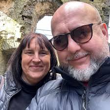 Looking for inspo for winter wedding archways. Preferably with a navy blue  theme. Flowers? Baubles? I'm clueless. Any thoughts you can share?