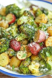 Garlic Parmesan Broccoli And Potatoes In Foil Recette Idee Recette Salade Recettes De Cuisine Recette Repas