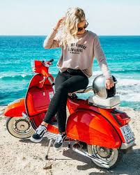Pin Von Mehrnaz Auf Fotografias Rollermadchen Motorroller Vespa Madchen