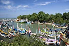 A byword for crowded poverty even in indonesia, madura's infertile soil has led to an estimated 10 million madurese migrants leaving the island, with only around 4 million left to eke out a living from subsistence agriculture (corn), tobacco and cloves. Madura Definition Und Bedeutung Collins Worterbuch