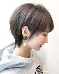 小顔効果 の前髪あり グレージュの ふんわり くびれショート 短くしたい方ぜひオススメです このショートヘアのpoint 顔周りをカバーし 小顔 に ふんわりして 絶壁を解消 襟足がくびれて美しい形に ピアスを付けると見え