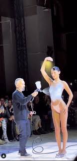 Bella Hadid: Model betritt Laufsteg nackt − und bekommt Kleid aufgesprüht