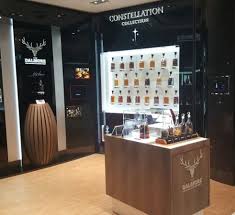 The Dalmore Boutique Changi Airport 2 Jpg 982 900 Bottle Display Wine Boutique Luxury Boutique