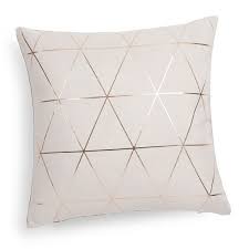 Coussin En Tissu Beige Or 40 X 40 Cm Queens Maisons Du Monde Coussin Beige Coussin Maison Du Monde Deco Maison Du Monde