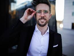 Überlegen sie sich zunächst, welchen eindruck sie mit dem bewerbungsfoto machen wollen und was sie mit dem bild aussagen möchten. Das Perfekte Bewerbungsfoto Diesen Fehler Solltet Ihr Vermeiden Business Insider