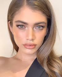 Obwohl ihre eltern dagegen waren, begann sara sampaio als jugendliche ihre modelkarriere. Pin On Valentina Sampaio