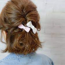 ショート ボブでも大人可愛い くるりんぱアレンジ でマンネリ脱出 ブライドメイドのヘアスタイル ボブ アレンジ ヘアスタイリング