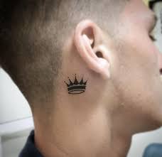 (wuh) pidieron el remix, aquí se los estoy dando (uh) es maluma, nicky jam, balvin y ozuna (what?) Corona Tatuajes En La Nuca Hombres Novocom Top