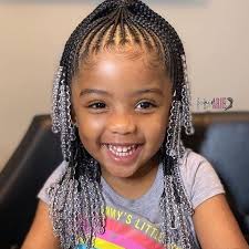 To make your girl's braided style more interesting, try to experiment . Pin On Snel Bewaard