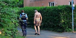 Versifft in der pissrinne gesuhlt, klappen sind geil. Unbekannter Stiehlt Afd Chef Alexander Gauland Beim Baden Die Kleidung