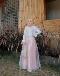 Pelbagai desain dan model baju kebaya labuh di pasaran. Sumringah Banget Punya Satu Set Baju Organza Pluss Roknya Dari Knw Brand Bahan Innernya Tuh Adem Aku Nyaman Pakeny Wanita Pakaian Pesta Model Baju Wanita