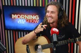 Vídeo novoo cantando a música morena de composição do talentosíssimo vitor kley! Vitor Kley Revela Quem E A Morena Do Seu Segundo Hit Jovem Pan