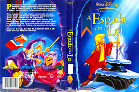 Arthur cresce num povoado, e com 15 anos de idade ele consegue retirar da bigorna, a famosa espada excalibur, havia uma revelação divina quem conseguir tirar a espada da bigorna seria rei de. A Espada Era A Lei The Sword In The Stone Brazilian Portuguese Voice Cast Willdubguru