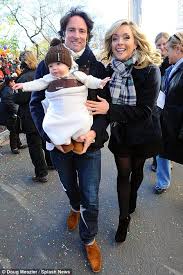 Jane krakowski and her son go for a walk. Baby S First Parade 30 Rock Star Jane Krakowski And Her Adorable Family Among Famous Faces At Thanksgiving Day Parade Jane Krakowski Thanksgiving Day Parade Famous Faces