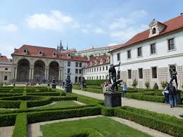 Představte si, že si vykračujete lesem a najednou narazíte na divočáka! Praha Mala Strana Valdstejnsky Palac A Zahrada 19 5 2018 Hajenas Album Na Rajceti