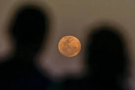 Lua de morango colore o céu do DF com tons alaranjados