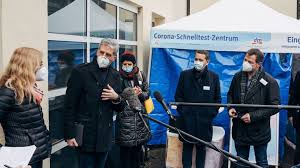 Erst hetzte der rechtsextremist hildmann gegen tübingens oberbürgermeister boris palmer (grüne), jetzt ist die pandemiebeauftragte, die notärztin lisa federle, das opfer. Dm Eroffnet Erstes Corona Schnelltest Zentrum In Tubingen Dm Drogerie Markt Gmbh Co Kg
