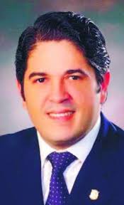 Diputado se excusa por sacar correa en hemiciclo