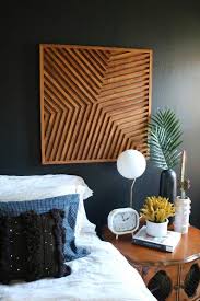 dit houten schilderij het nachtkastje en het palmblad geven de slaapkamer een natuurlijke look the wooden artwork hout schilderijen hout kunst houten muur