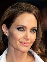 Diamond Stud Earrings Angelina Jolie 2017 Street Style Diamondstudearrings Angelina Jolie 2017 Angelina Jolie Angelina Jolie Makeup