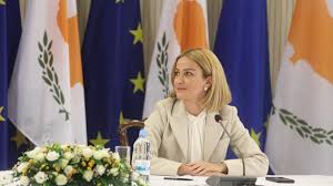 Ανάληψη πολιτικών ευθυνών που αγγίζουν ακόμη και παραίτηση της υπουργού δικαιοσύνης και δημόσιας τάξης μετά τα. Yperaspisthke Thn Giolith O Proedros Teleia Kai Payla Thn Empisteyomai