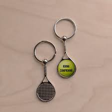 Această rachetă oferă un control remarcabil pentru jucătorul destinată să ajute tinerii jucătorii să dezvolte o pasiune pentru tenis, racheta ultra pink 25 beneficiază de un design viu colorat pentru ca juniorul să. Breloc In FormÄƒ De RachetÄƒ De Tenis Personalizat Cu Text Campion Stargift Ro