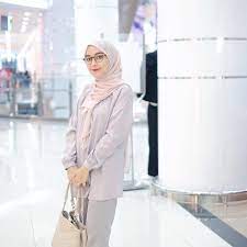 Tren baju warna pastel kini banyak menjadi pilihan untuk tampil fashionable. 9 Inspirasi Busana Muslim Warna Pastel Ala Hamidah Rachmayanti