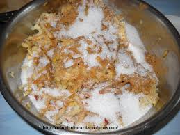 Cu faina, se presara cu gris si se inteapa cu furculita. Placinta Cu Mere Si Afine De Post Cufarul Cu Bucurii