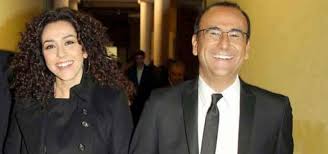 Carlo conti è nato il 13 marzo 1961, sotto il segno dei pesci, ed è uno dei volti più popolari del piccolo schermo italiano. Francesca E Matteo Moglie E Figlio Carlo Conti Con Gina La Famiglia Si Allarga