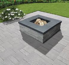 Ce brasero est idéal pour brûler quelques bûches de bois afin de le faire en toute sécurité. Amenagement Paysage Foyer Exterieur Idees D Amenagements Exterieurs Projet Realise Par Leeroc Paves Pie Foyer Exterieur Patio En Pierre Diy Foyer Exterieur