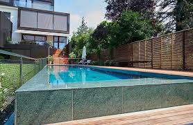 Pool Mit Zweiseitiger Uberlaufkante Aus Naturstein Pool Schwimmbecken Poolbau