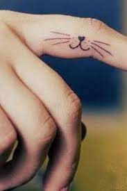15 Jolis Tatouages De Chat Reperes Sur Pinterest Pour Inspiration Cat Face Tattoos Cat Tattoo Designs Small Finger Tattoos