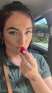 Tracy Pomeroy's Instagram, Twitter & Facebook