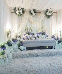 Pelaminan merupakan tempat duduk pengantin yang diberikan hiasan. Pelamin Sanding Murah Dan Bajet Pelamin Bertunang Wedding Decoration Pelamin Nika Simple Wedding Decorations Wedding Decor Elegant Wedding Stage Decorations