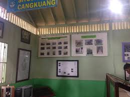 These sentences come from external sources and may not be accurate. Rumah Khas Penduduk Kampung Pulo Picture Of Cangkuang Temple Garut Tripadvisor