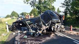 Od 31.10.2020 11:45 do 13:50; Auto Je Po Narazu Do Stromu Na Kusy Rana Vymrstila Ridice Ven Z Vozu Idnes Cz
