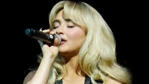 Sabrina Carpenter: A jornada da estrela pop do momento